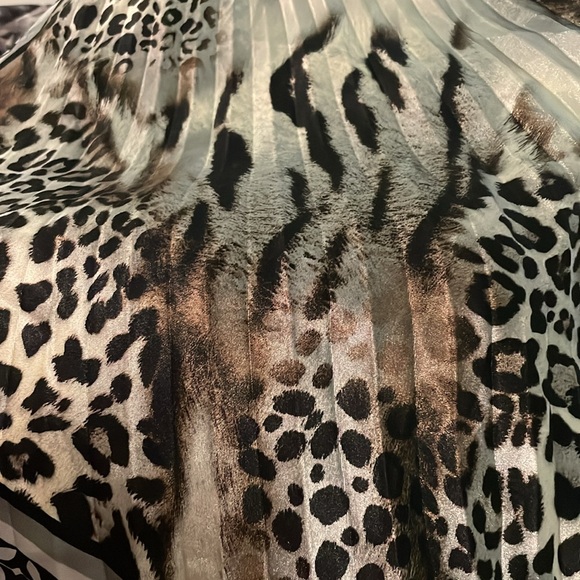 *Gorgeous Satin Flowy Top with Different Animal Prints Size Medium - Picture 2 of 3